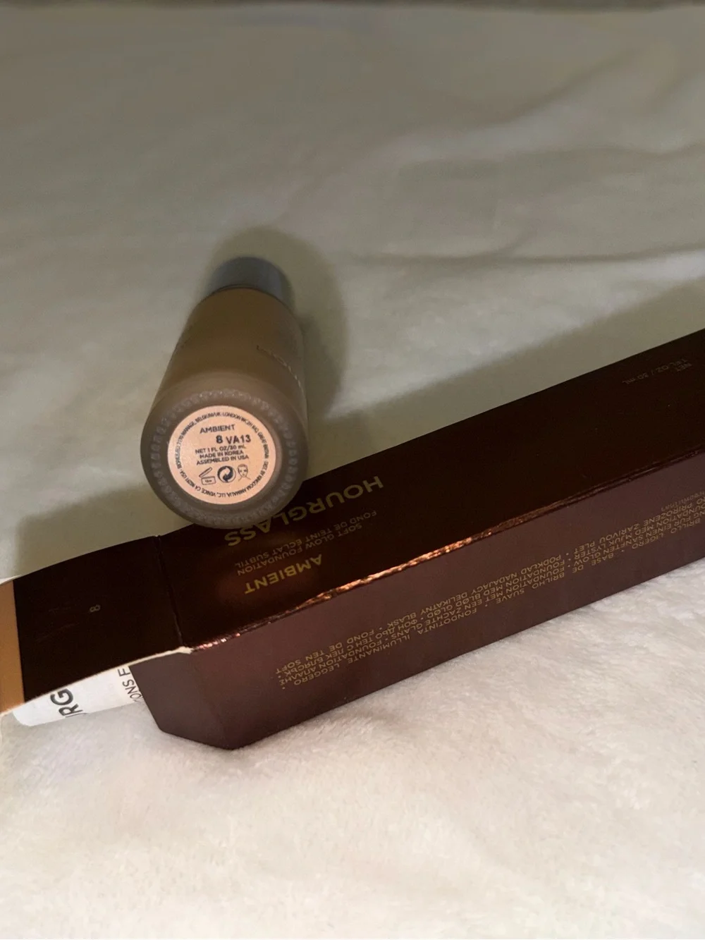 HOURGLASS COSMETICS - Ambient Soft Glow Foundation - Color 8 (light medium)